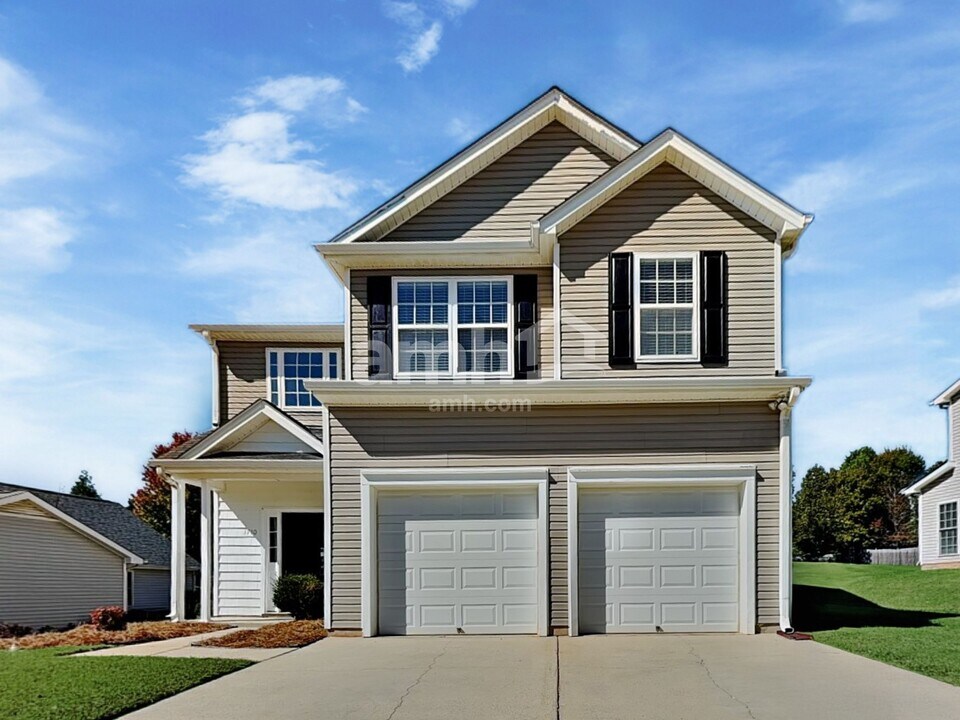 4131 Crestview Place Dr in Pfafftown, NC - Building Photo