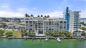 10201 E Bay Harbor Dr, Unit # 203 in Bay Harbor Islands, FL - Foto de edificio - Building Photo