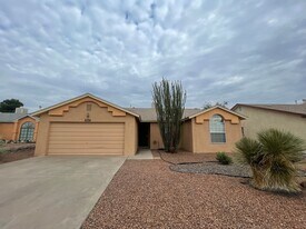 5015 Emerald St in Las Cruces, NM - Building Photo