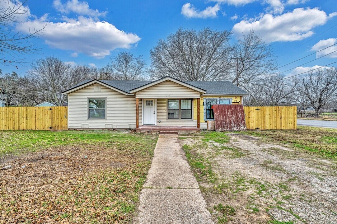 3201 S 3rd St in Waco, TX - Building Photo