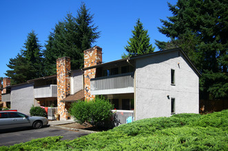 12622 NE 118th St in Kirkland, WA - Foto de edificio - Building Photo