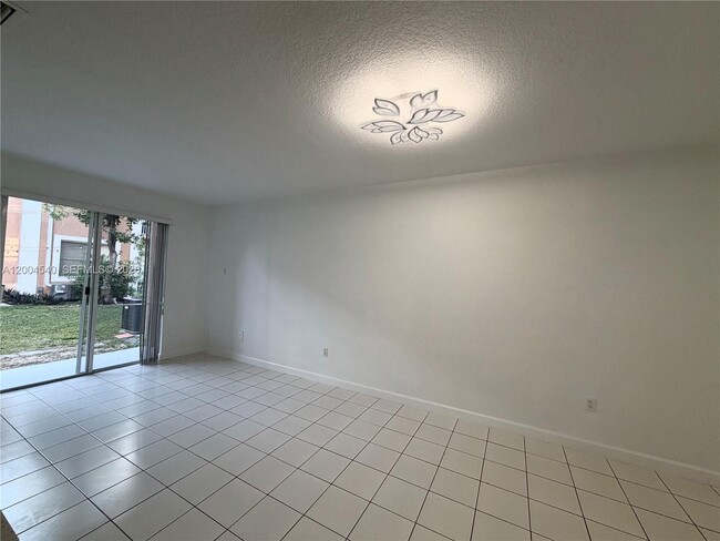 7130 NW 177th St in Hialeah, FL - Building Photo - Building Photo
