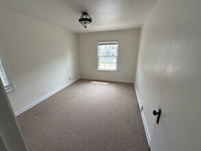 3715 N Oakland Ave, Unit 4 in Shorewood, WI - Building Photo - Building Photo