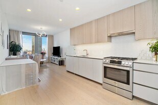 3 Ct Square W in Queens, NY - Building Photo