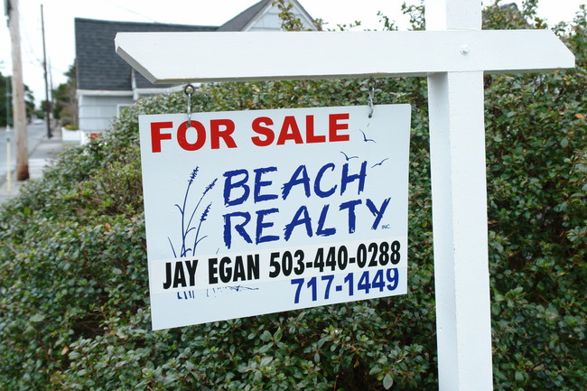 1041 S Columbia St in Seaside, OR - Foto de edificio - Building Photo