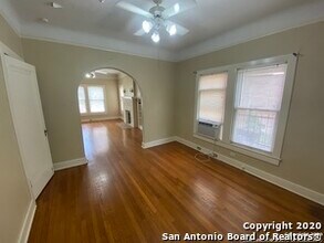 247 E Lullwood Ave in San Antonio, TX - Building Photo - Building Photo
