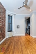 Mott Street, Unit 7 in New York, NY - Foto de edificio - Building Photo