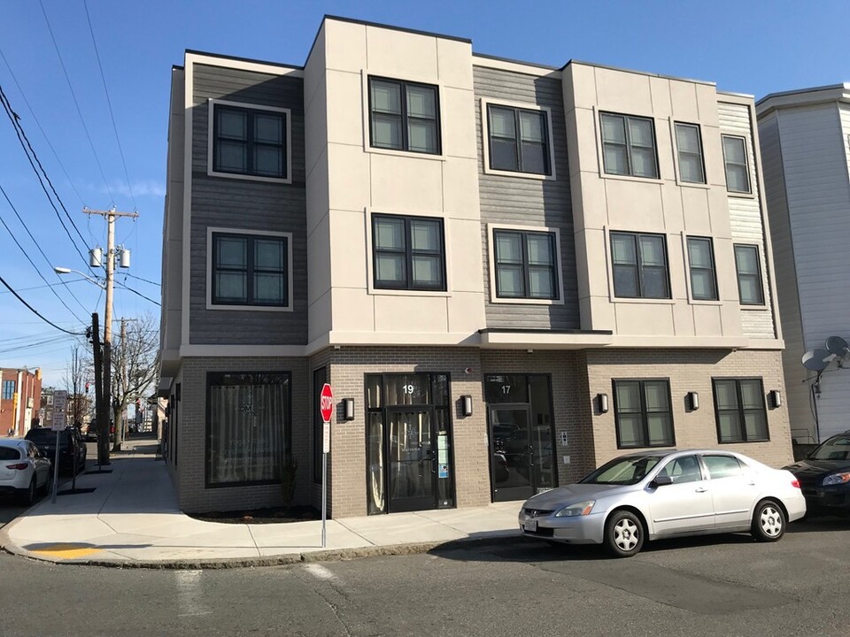 17 Dehon St in Revere, MA - Building Photo