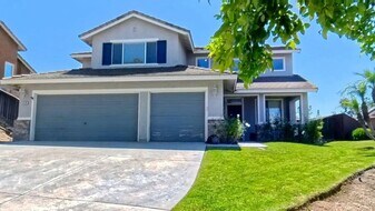 526 Wrightwood Rd in Corona, CA - Building Photo