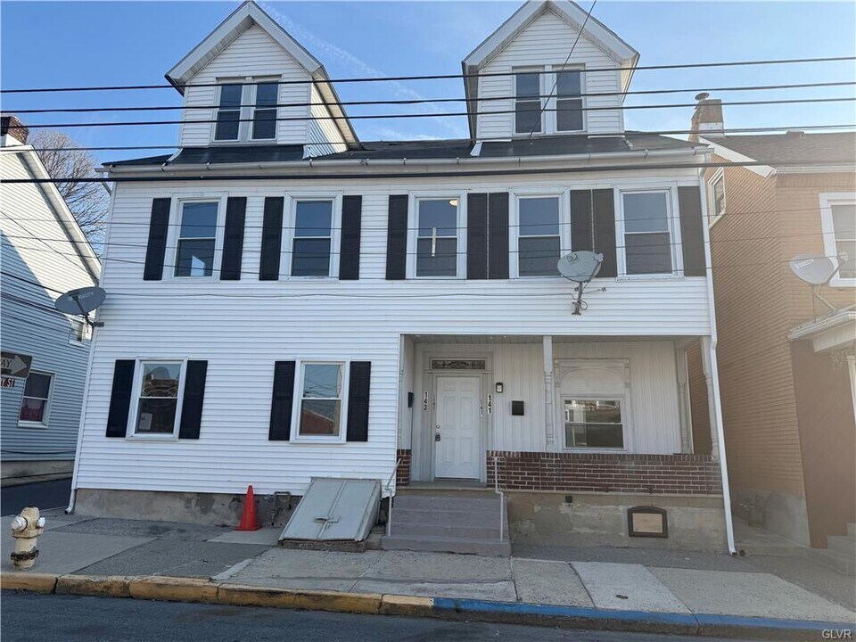143 2nd St in Catasauqua, PA - Building Photo