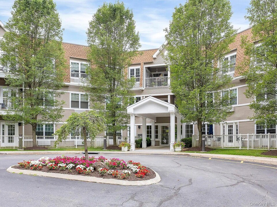 110 Sutton Dr in Mt Kisco, NY - Building Photo