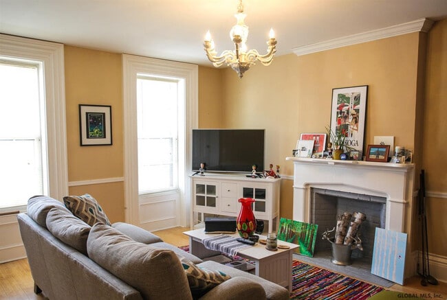 69 Lawrence St in Saratoga Springs, NY - Building Photo - Building Photo