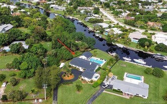 724 NW Spruce Ridge Dr in Stuart, FL - Building Photo
