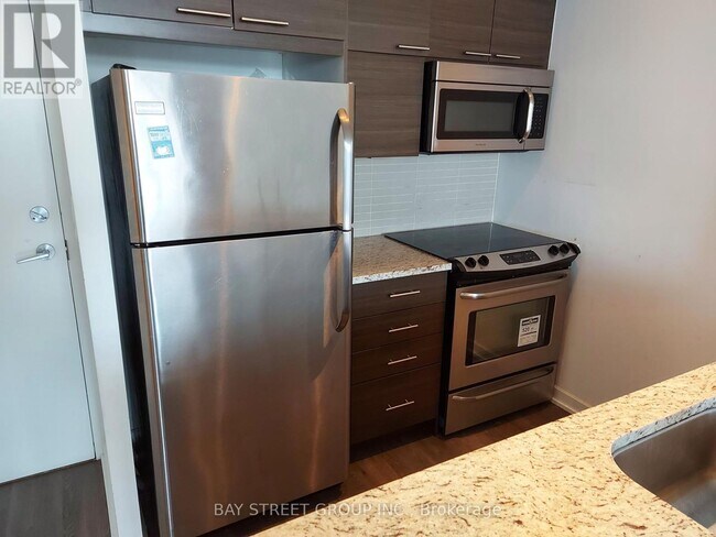 66-2566 Forest Manor Rd in Toronto, ON - Building Photo - Building Photo