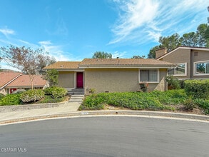 576 Calle De Las Ovejas in Oak Park, CA - Building Photo - Building Photo