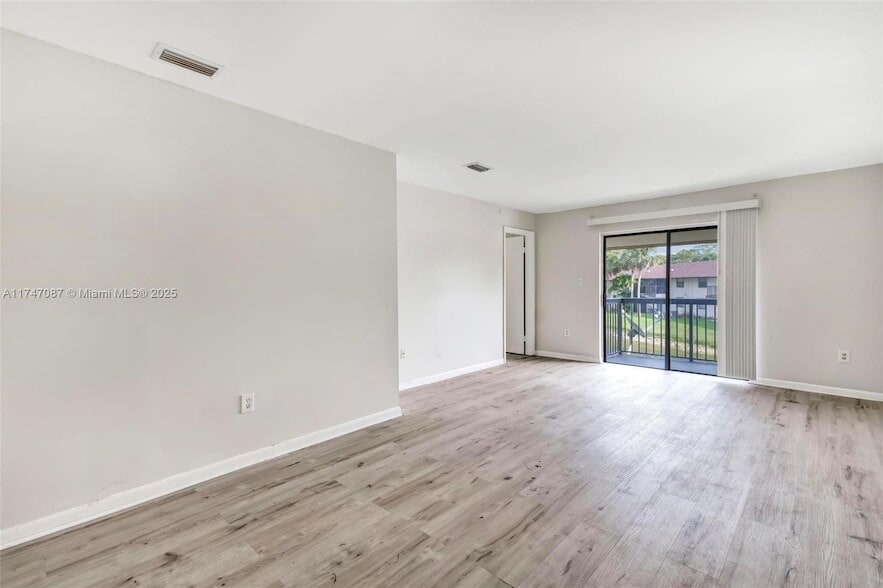 6020 Shaker Wood Cir in Tamarac, FL - Foto de edificio