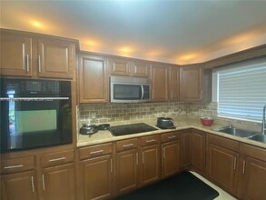 1750 NE 40th Pl in Oakland Park, FL - Building Photo - Building Photo