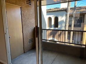 8228 Station Village Ln in San Diego, CA - Foto de edificio - Building Photo