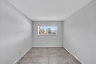 4050 NE 12th Terrace in Oakland Park, FL - Foto de edificio - Building Photo