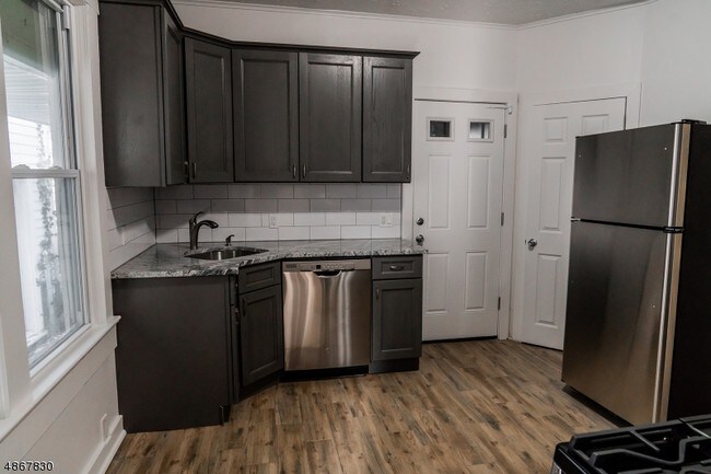 42 N Willow St-Unit -1 in Montclair, NJ - Building Photo - Building Photo