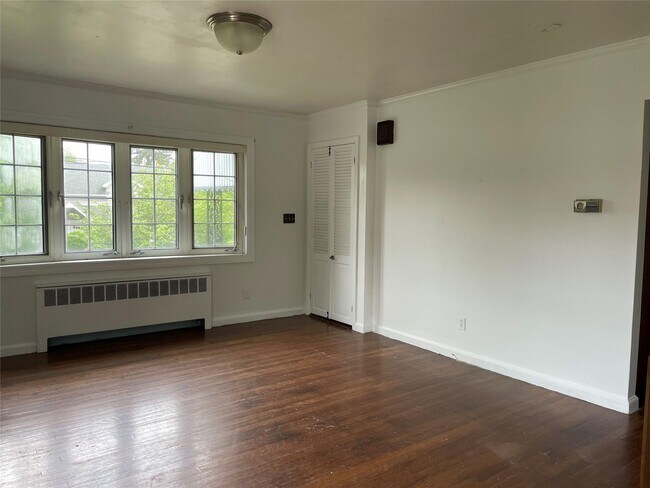 28 Lynton Rd in Albertson, NY - Building Photo - Building Photo
