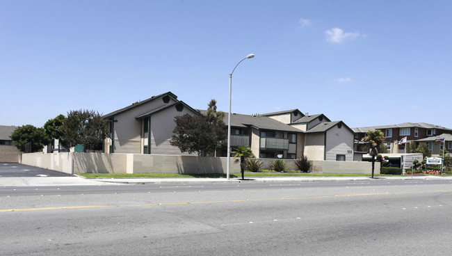 Lincoln Wood Apartments in Anaheim, CA - Building Photo - Building Photo