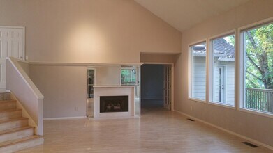 19071 SW Chesapeake Dr in Tualatin, OR - Building Photo - Building Photo