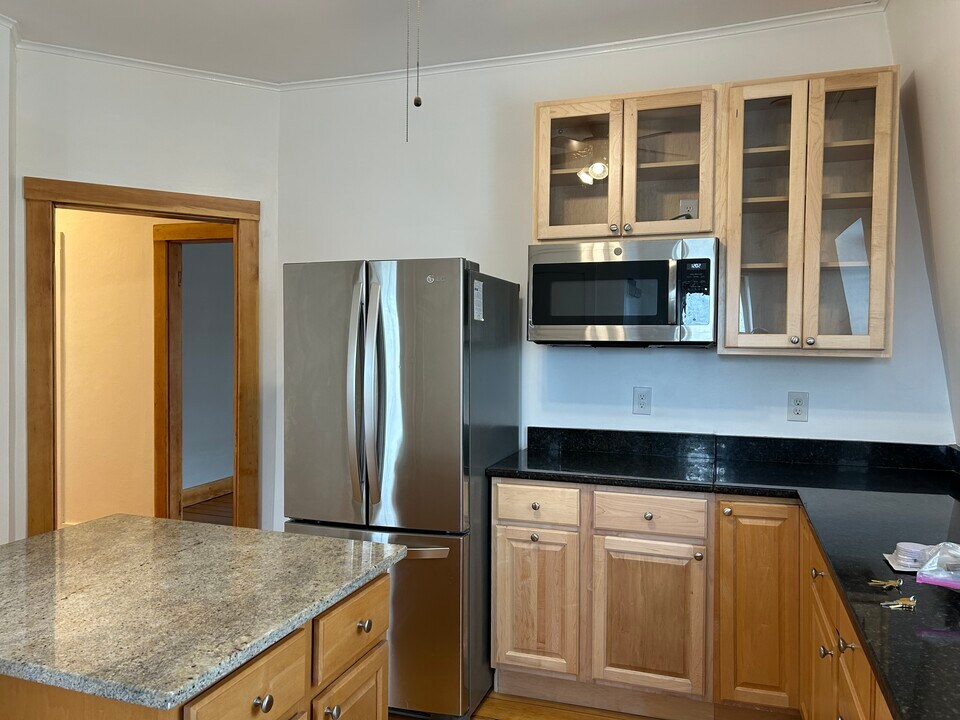 331 Spring St, Unit 3 Floor in Newport, RI - Building Photo
