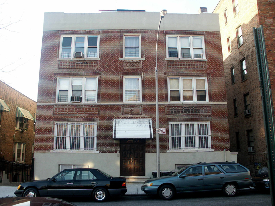 2451 Beaumont Ave in Bronx, NY - Foto de edificio