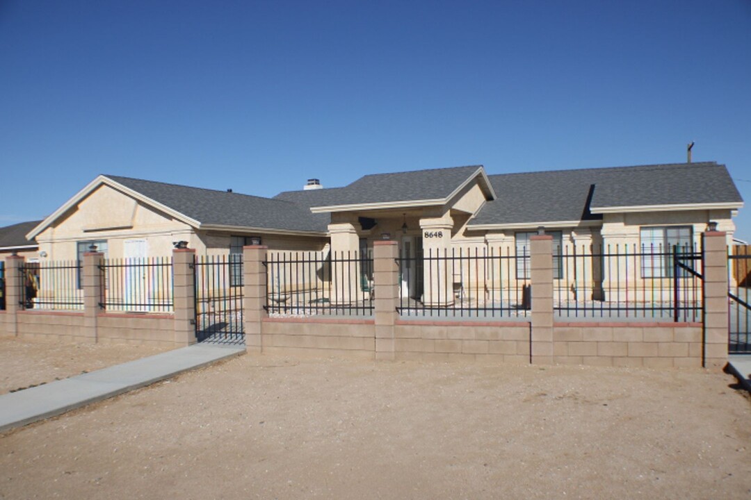 8648 N Loop Blvd in California City, CA - Building Photo