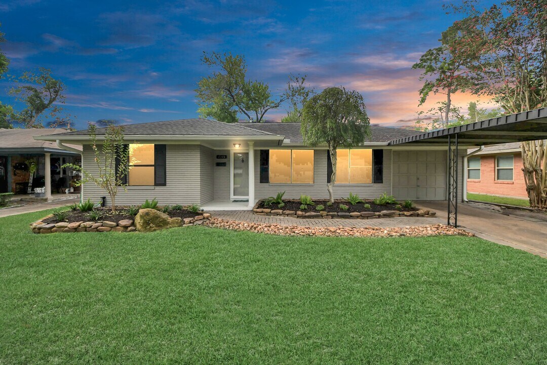 2215 Gardenia Dr in Houston, TX - Building Photo