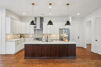 6902 Northeast Dr in Austin, TX - Building Photo - Building Photo