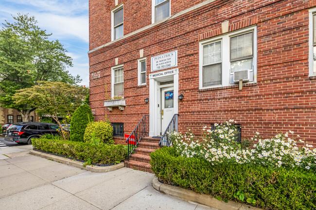 Longfellow Hall Condo in Forest Hills, NY - Foto de edificio - Building Photo