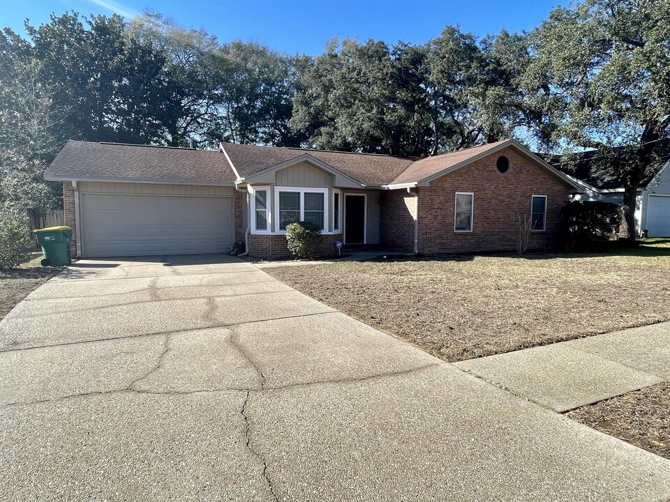 1037 Hickory Ave in Niceville, FL - Building Photo