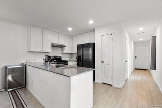 11006 Tree Line in San Antonio, TX - Building Photo - Building Photo