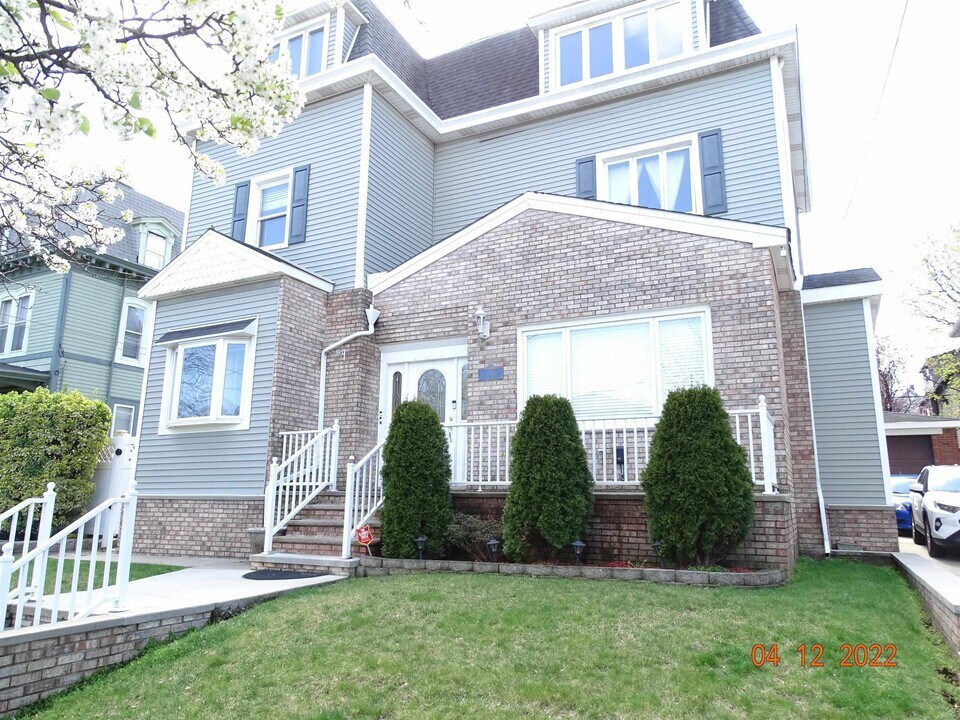 124 W 8th St in Bayonne, NJ - Building Photo