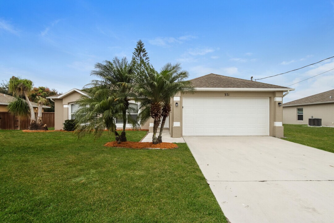 371 SW Feldman Ave in Port St. Lucie, FL - Foto de edificio