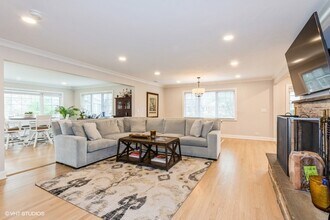 3205 Sprucewood Rd in Wilmette, IL - Building Photo - Building Photo