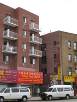 42-11 College Point Blvd in Flushing, NY - Foto de edificio - Building Photo