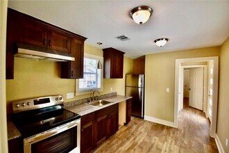 321 E 35th St in Houston, TX - Building Photo - Building Photo