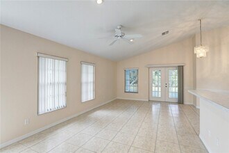 11187 Airport Dr in Sebastian, FL - Foto de edificio - Building Photo