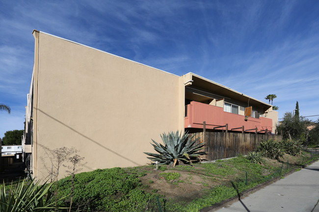Marlborough House in Encino, CA - Foto de edificio - Building Photo