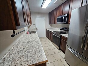 75 S Madison Dr in Pensacola, FL - Foto de edificio - Building Photo