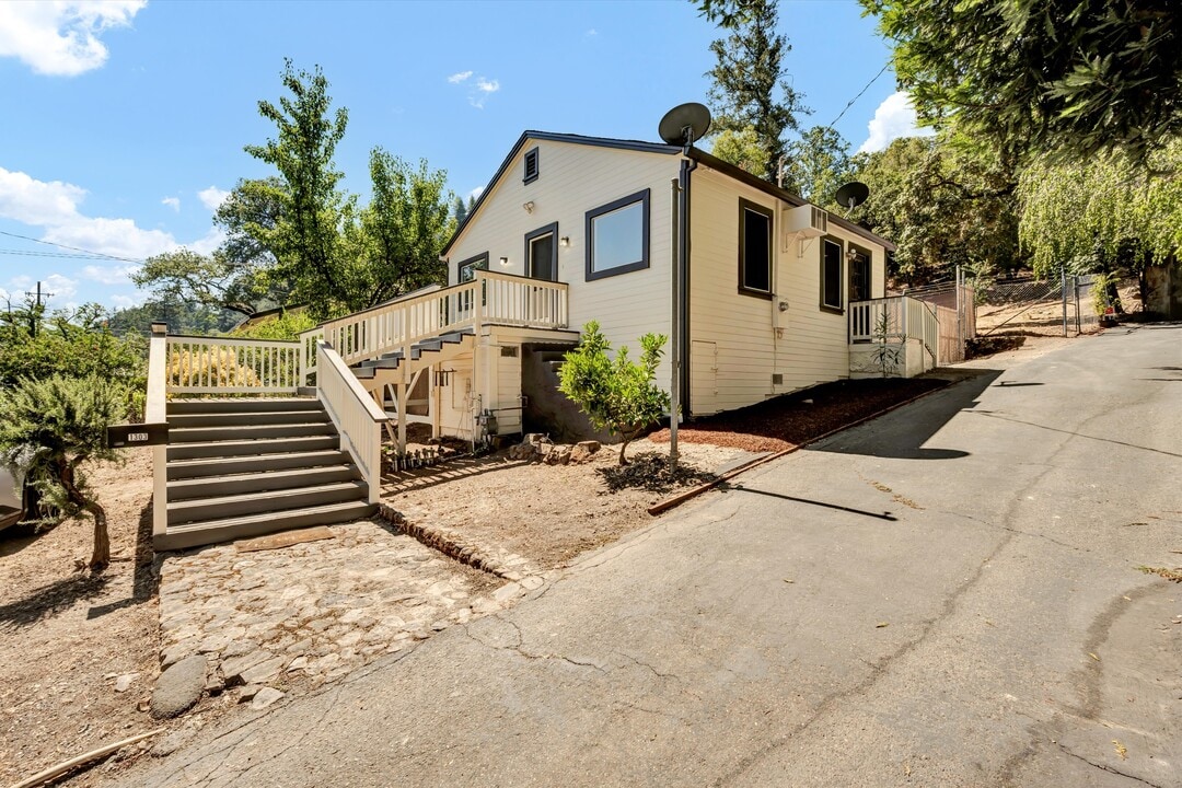1303 Foothill Blvd in Calistoga, CA - Building Photo