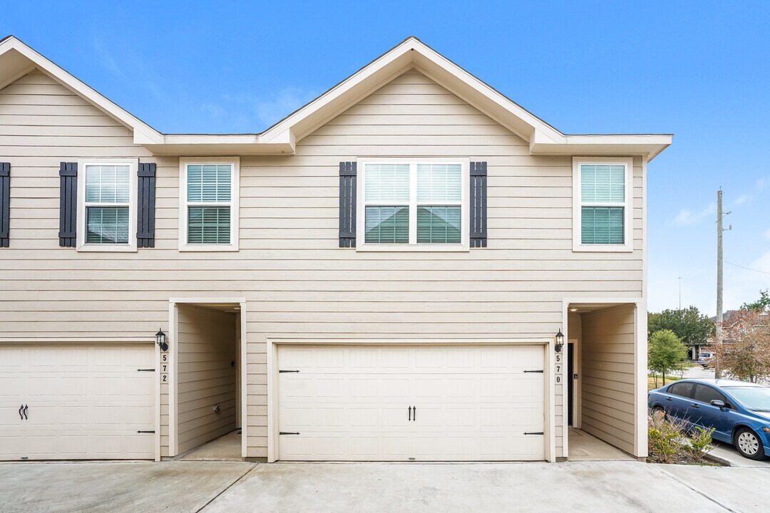 570 Solomon Ln in Brookshire, TX - Building Photo