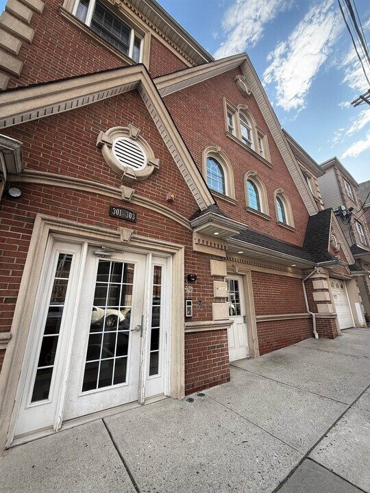 301 68th St in Guttenberg, NJ - Building Photo