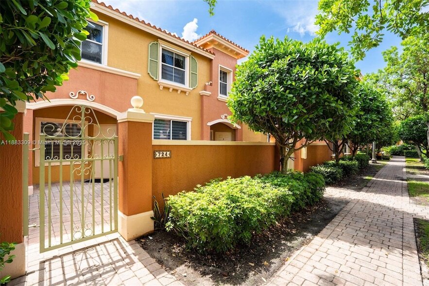 724 SW 106th Ave in Pembroke Pines, FL - Foto de edificio