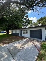 13926 First St in Ft. Myers, FL - Building Photo