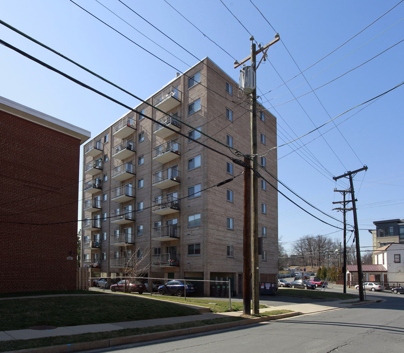 Barbee House in Arlington, VA - Building Photo