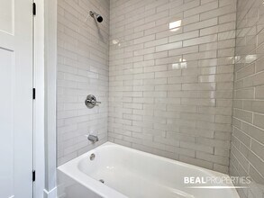 711 W Brompton Ave in Chicago, IL - Building Photo - Building Photo